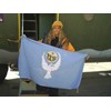 Bandera Universal de la Paz al subir al Hercules hacia Marambio
